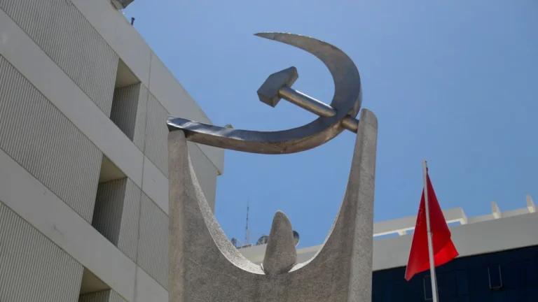 ΚΚΕ: Πρόκληση και φθηνός αντιπερισπασμός οι πανηγυρισμοί της κυβέρνησης για το πόρισμα του ΕΜΠ