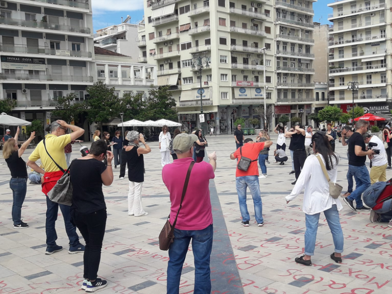 ΠΑΤΡΑ: Μια διαμαρτυρία… αλλιώς από τους εκπαιδευτικούς με σιωπή, σώμα και τέχνη στην πλατεία Γεωργίου