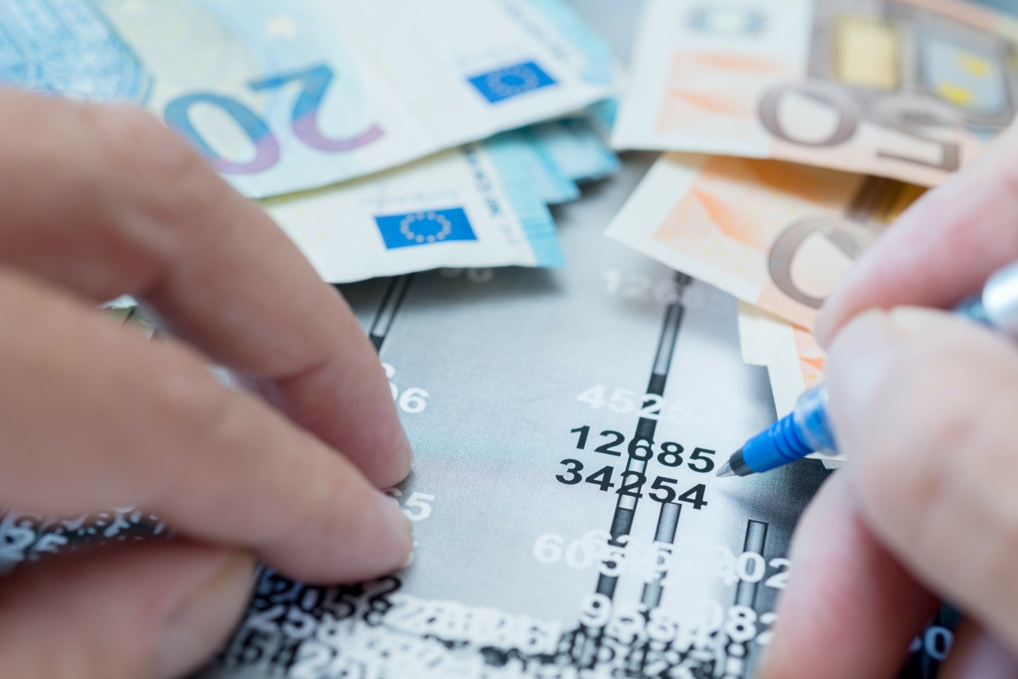 proypologismos-may-2025-123rf-2048x1367 (1)