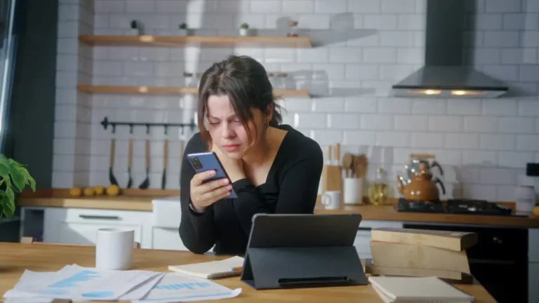 Αυχενικό και smartphones: Πώς να αποφύγετε τον πόνο