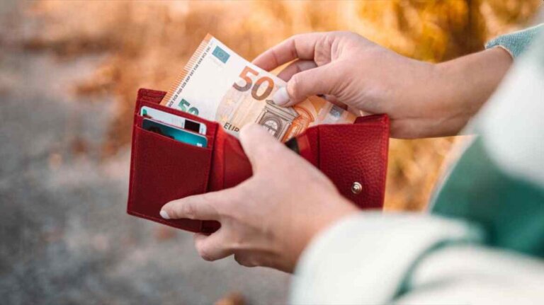 ΠΙΝΑΚΑΣ: Το 60% των συνταξιούχων λαμβάνει αρκετά πιο κάτω από τον μέσο μισθό. Το ίδιο συμβαίνει για το 70% των μισθωτών λόγω φορολογίας και άλλων κρατήσεων