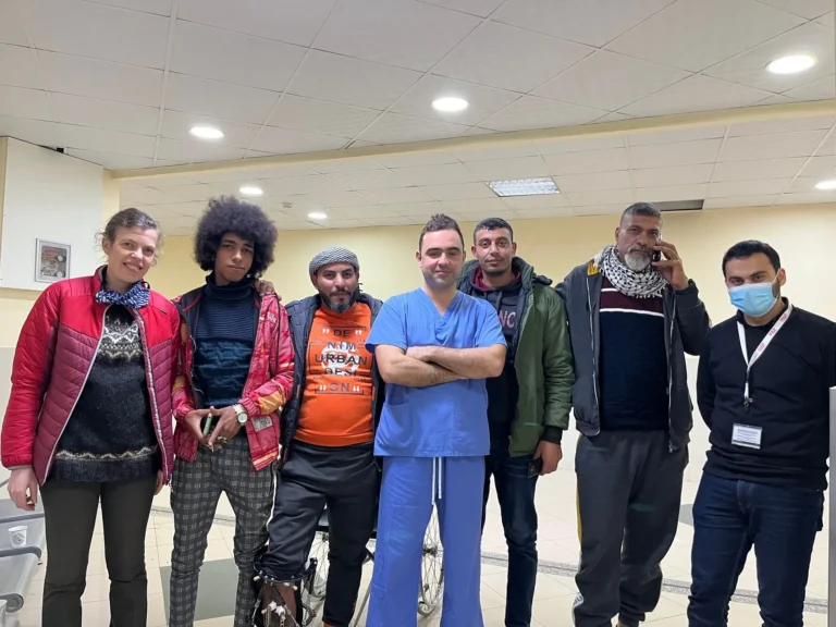 ΑΛΕΞΑΝΔΡΟΣ ΒΡΗΣ: Ο Πατρινός χειρουργός που σώζει ζωές στη Γάζα! "Εκεί γίνεται γενοκτονία", τονίζει