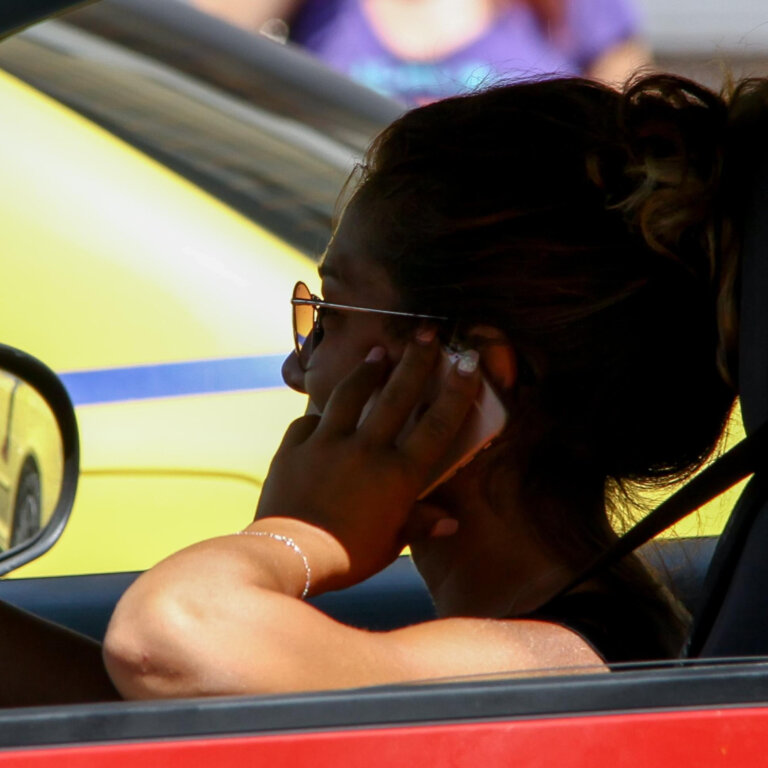Χρήση κινητού στο αυτοκίνητο: Τι αλλάζει ο νέος ΚΟΚ - 10 ερωτήσεις και απαντήσεις