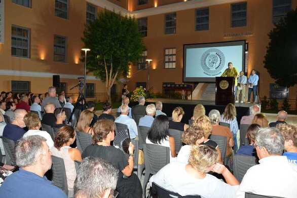 «Ο πόνος ξεκινάει πάντα από τα ονόματα» - Στην Πάτρα η κινηματογραφική μεταφορά της παράστασης-αφιέρωμα στη μνήμη των θυμάτων από την τραγωδία στα Τέμπη