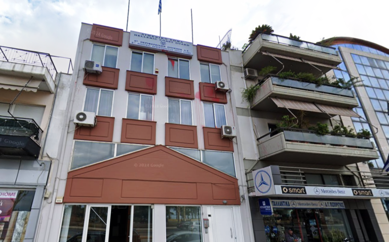 ΠΑΤΡΑ: Πέταξαν μπογιές στο κτίριο του Λιμενικού - ΦΩΤΟ