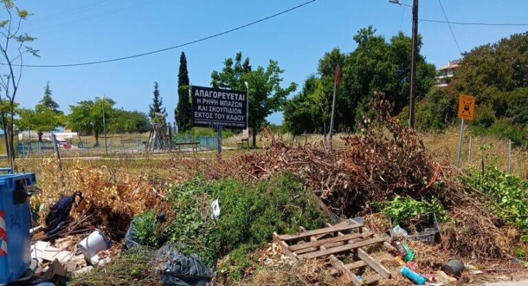 ΠΑΤΡΑ: Με κλαδιά και ογκώδη αντικείμενα είναι γεμάτος ο χώρος γύρω από την πλατεία Τάκη Σταθάτου