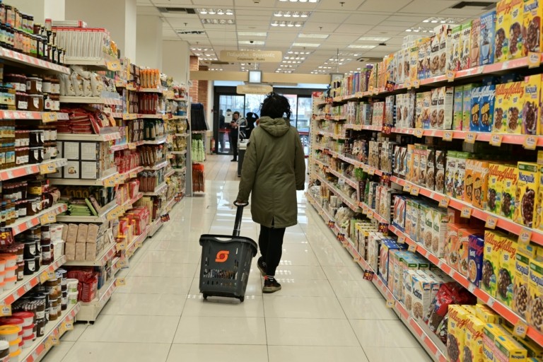 Σούπερ μάρκετ στην Ελλάδα: Αντηλιακά και έτοιμα γεύματα εκτοξεύουν τις πωλήσεις