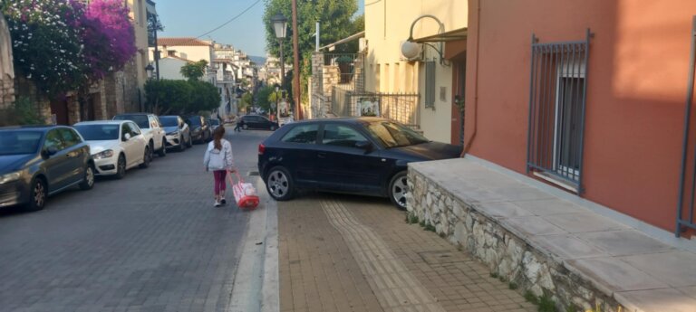 ΠΑΤΡΑ - ΑΝΩ ΠΟΛΗ: Η μικρή μαθήτρια κατεβαίνει στο δρόμο λόγω... ασυνείδητου οδηγού
