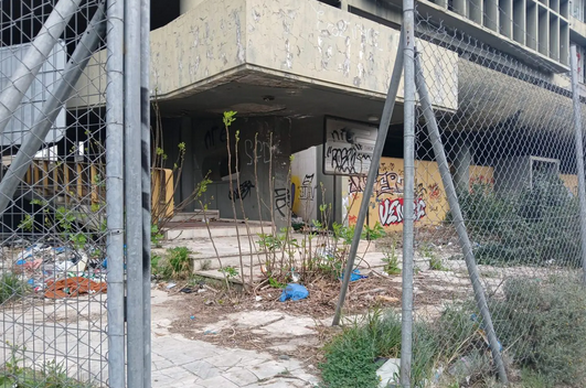ΠΑΤΡΑ: Δεν καταρρέουν μόνο τα ιδιωτικά κτίρια αλλά και τα δημόσια