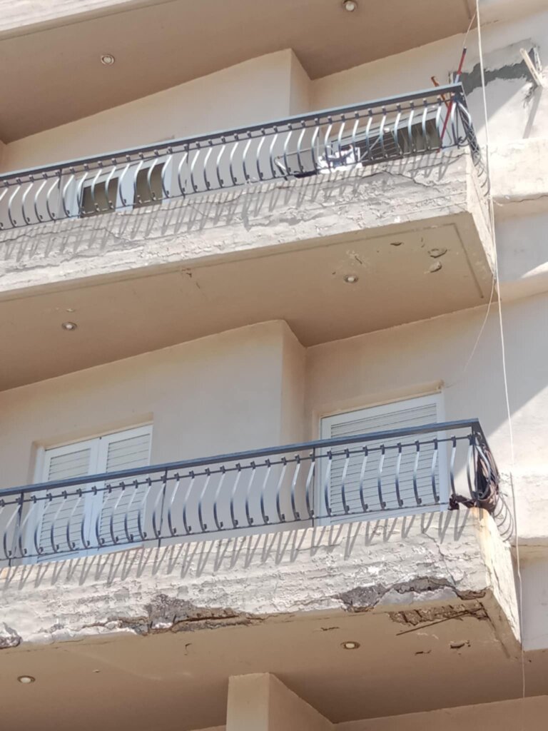 ΠΑΤΡΑ - ΑΓΥΙΑ: Οι ιδιοκτήτες δεν βλέπουν ότι από τα μπαλκόνια τους πέφτουν σοβάδες;
