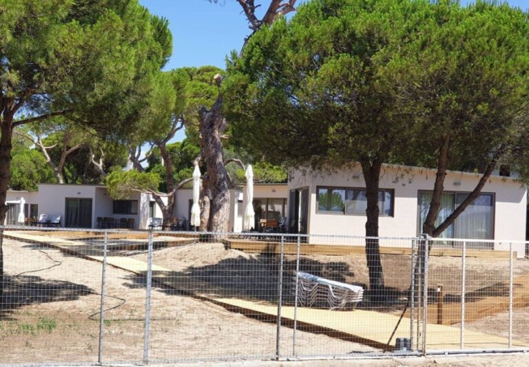Εθνικό Πάρκο Σχινιά: 13 αυθαίρετες βίλες ξεφύτρωσαν μέσα σε μία νύχτα 20 μέτρα από τη θάλασσα