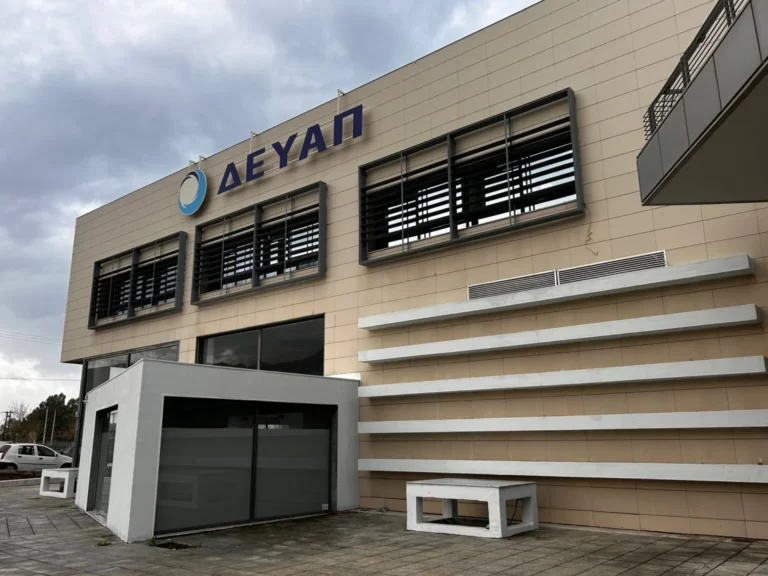 ΠΑΤΡΑ: Η πολυκατοικία στο κέντρο γέμισε με λύματα αλλά η ΔΕΥΑΠ δεν απαντούσε...