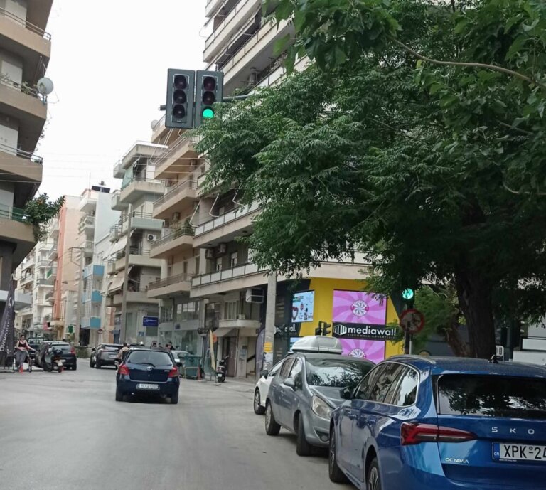 ΠΑΤΡΑ: Τα κλαδιά... εξαφάνισαν το φανάρι - ΦΩΤΟ