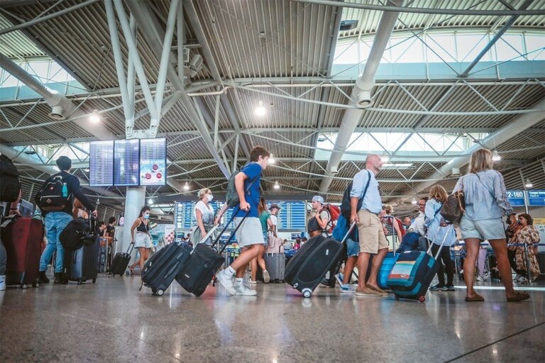 Πτήσεις στην Ευρώπη: Πιο αργή αποζημίωση, λιγότερα χρήματα για καθυστερήσεις – Με χρεώσεις οι χειραποσκευές