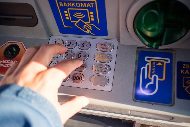 Aπάτες σε ΑΤΜ: Οι τρεις τεχνικές που χρησιμοποιούν οι δράστες χωρίς να τους καταλάβετε