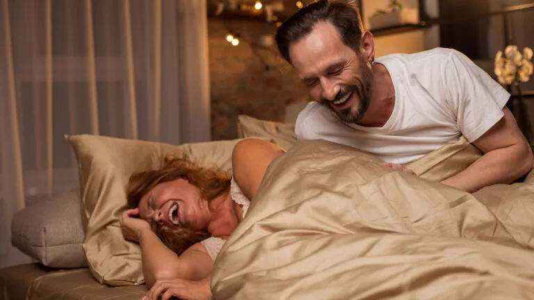 couple_happy_laugh_776876668-768x432