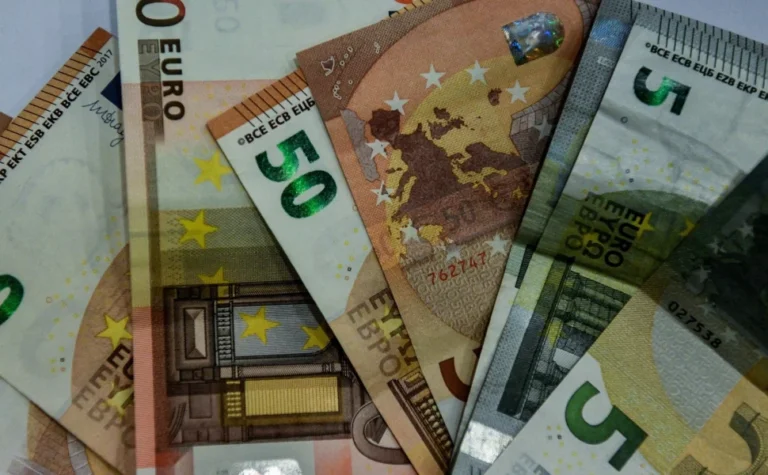 Χρέη στην εφορία: Πάνω από 110 δισ. ευρώ τα ληξιπρόθεσμα – Μόνο οι μικροί πληρώνουν