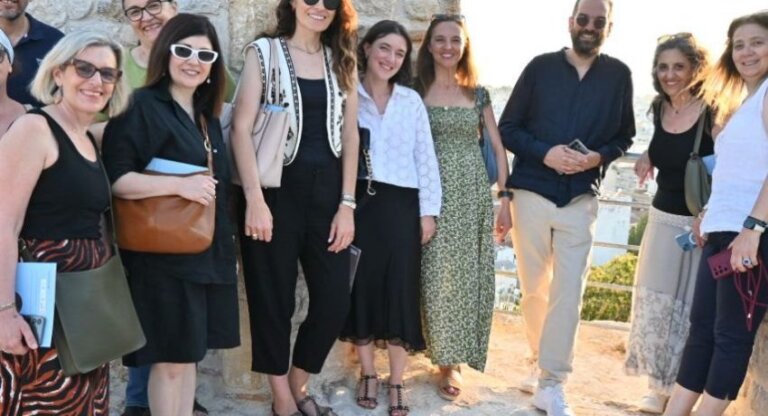 ΠΑΤΡΑ: Τα μέλη της Ευρωπαϊκής Επιτροπής ξεναγήθηκαν από τον Νεκτάριο Φαρμάκη στην Άνω Πόλη – ΦΩΤΟ