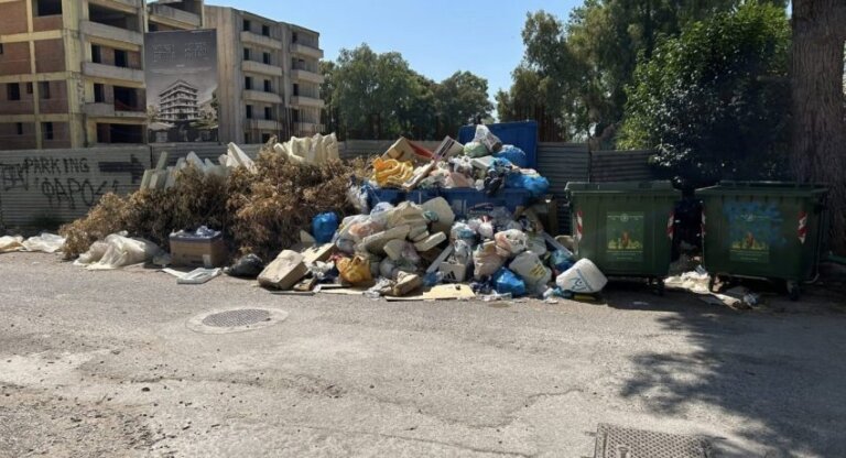 ΠΑΤΡΑ: Διαμαρτύρονται οι κάτοικοι της Αγυιάς - "Βουνό" τα σκουπίδια - ΦΩΤΟ