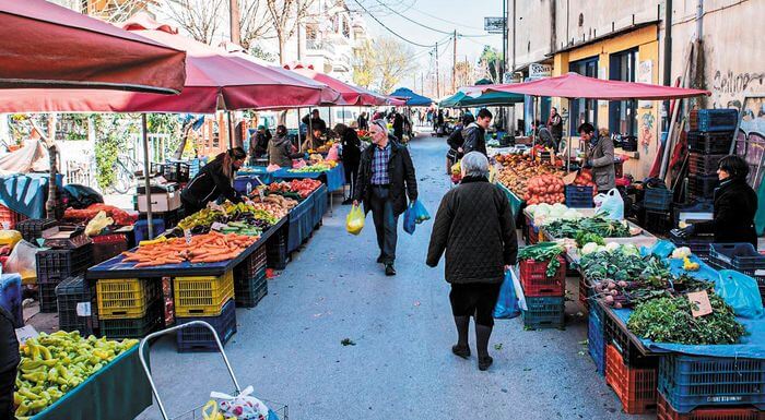 Λαϊκές αγορές: Το 75% των καταναλωτών θα ψώνιζε αν λειτουργούσαν και απογευματινές ώρες