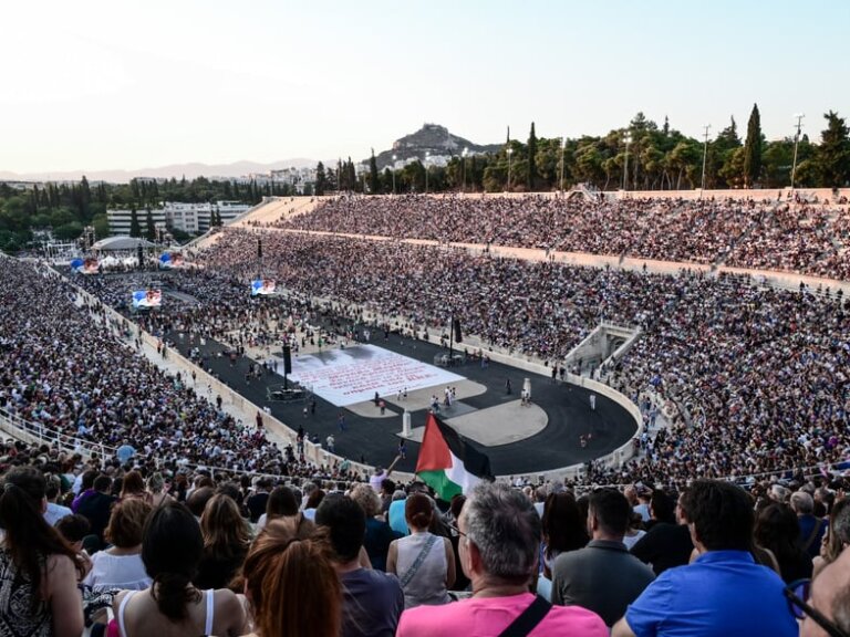 Κατάμεστο το Καλλιμάρμαρο για τη συμπλήρωση 100 χρόνων από τη γέννηση του Μίκη Θεοδωράκη