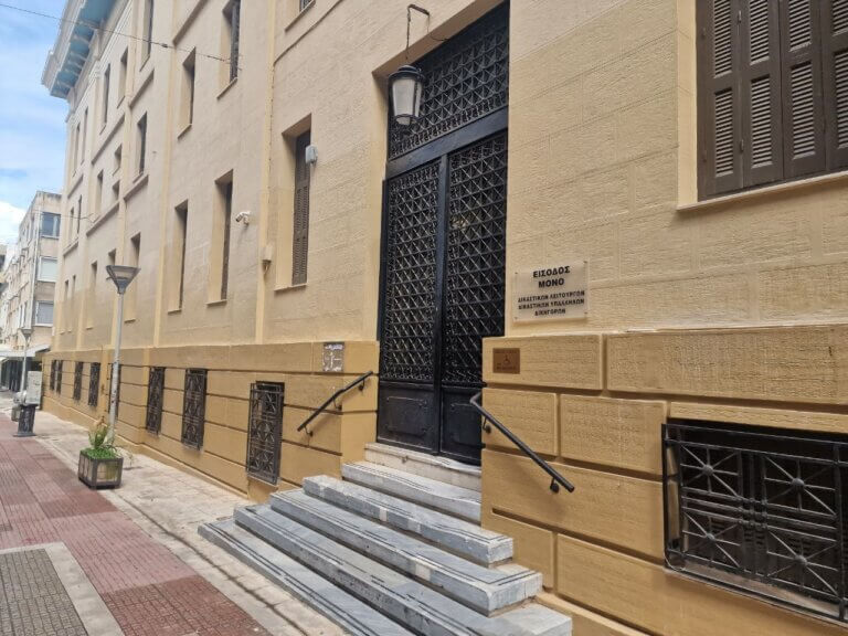 ΣΚΑΝΔΑΛΟ ΣΤΟ ΤΑΜΕΙΟ ΔΙΚΗΓΟΡΩΝ:  Η υπάλληλος είχε αφήσει μέχρι και το ρεύμα απλήρωτο! Ταλαιπωρία για πολλούς που διατηρούν γραφεία στο κτίριο