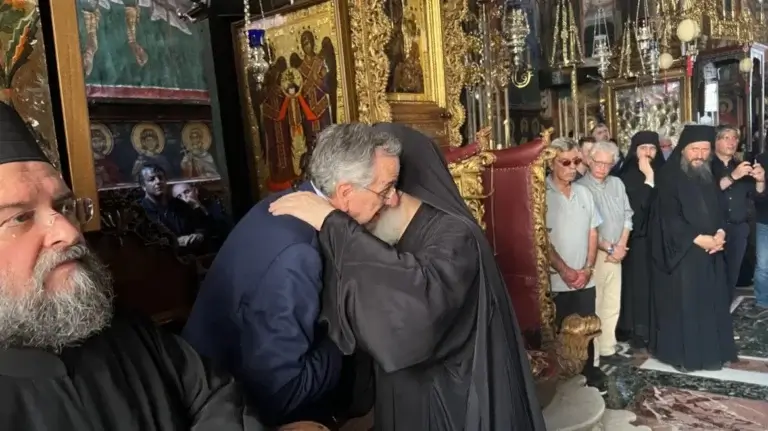 «Πολλοί ρωτούν αν θα κάνω κόμμα, θα συνεχίσουν να ρωτάνε» δήλωσε από το Άγιο Όρος ο Σαμαράς