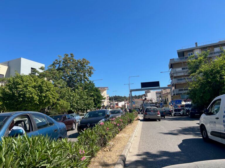 Πάτρα: ΣΤΟ ΙΔΙΟ ΕΡΓΟ ΘΕΑΤΕΣ ΣΤΑ ΤΑΜΠΑΧΑΝΑ - Παρκάρουν στη μέση του δρόμου… για τη λαϊκή