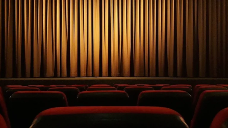 Ποιοι δικαιούνται δωρεάν εισιτήρια θεάτρου - Ποια είναι η διαδικασία υποβολής αιτήσεων