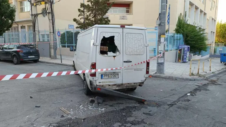 Σκηνές φαρ ουέστ στο Περιστέρι: Συνεπιβάτης μηχανής πυροβόλησε οδηγό Ι.Χ.