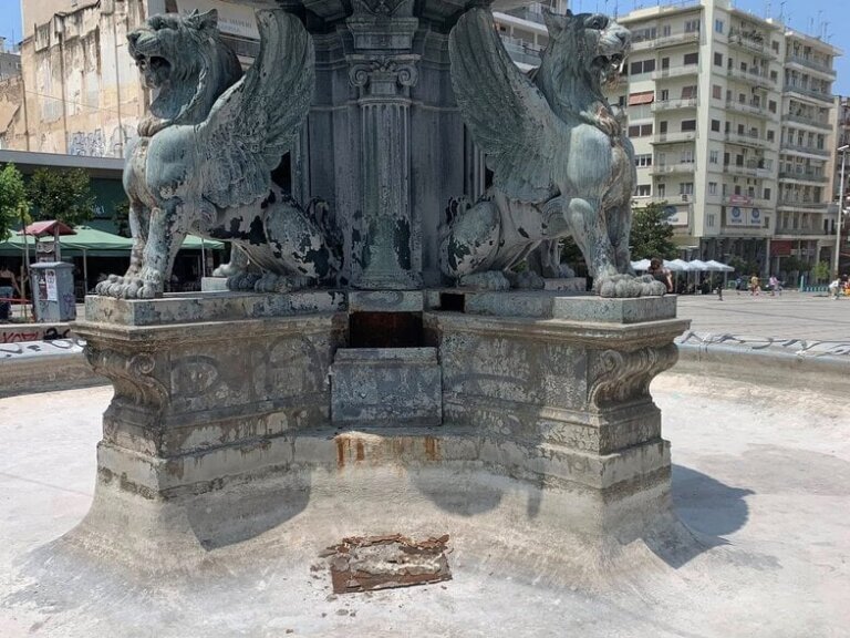 ΠΑΤΡΑ: Εμφανείς οι φθορές στα σιντριβάνια της Πλατείας Γεωργίου - ΦΩΤΟ