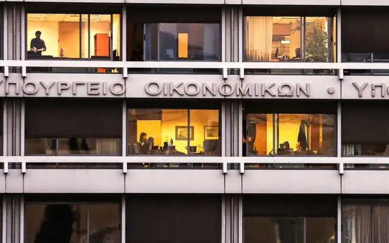 Λιγότερα βάρη για τους επαγγελματίες, ασφυκτικοί έλεγχοι