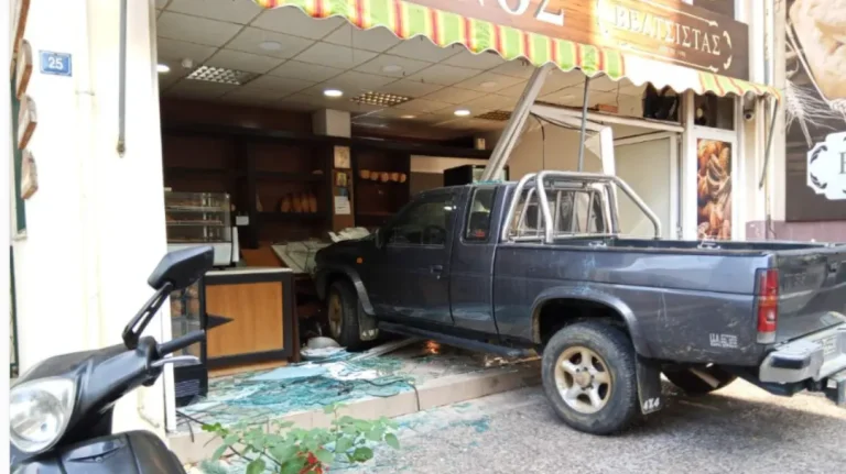 ΔΥΤΙΚΗ ΕΛΛΑΔΑ: Αγροτικό μπούκαρε σε φούρνο  και «κατέβασε» όλη την τζαμαρία - ΒΙΝΤΕΟ
