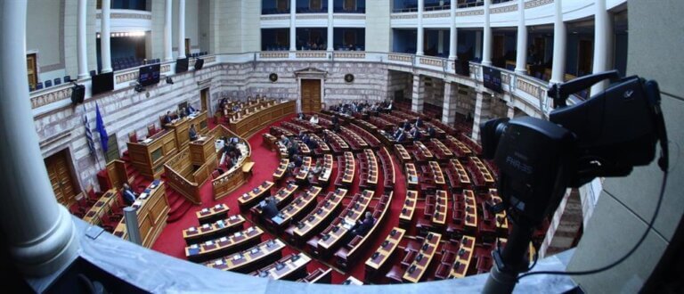Βουλή: Εγκρίθηκε το ενεργειακό νομοσχέδιο - Στο επίκεντρο η τροπολογία για οικισμούς και οι τιμές ενέργειας
