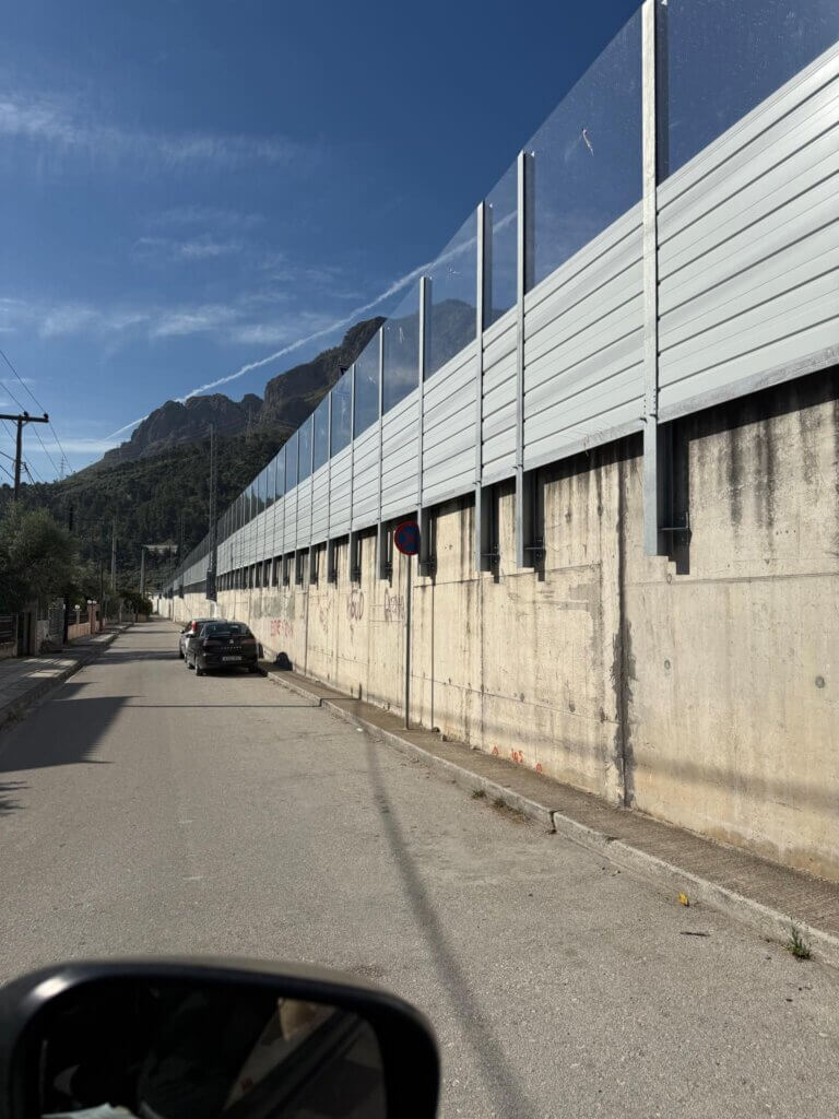Στο Διακοπτό το τρένο ορθώνει τείχη και  διχοτομεί όλη την περιοχή - Αυτό θέλουν  και για την Πάτρα οι της επίγειας διέλευσης;