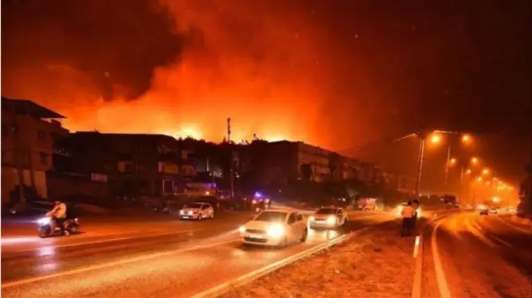 Νέα μεγάλη πυρκαγιά στην Τουρκία - Έκλεισε ο αυτοκινητόδρομος που συνδέει τη Σμύρνη με την Τσεσμέ,