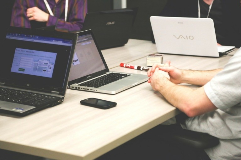 laptops-593296_1280-1-768x512