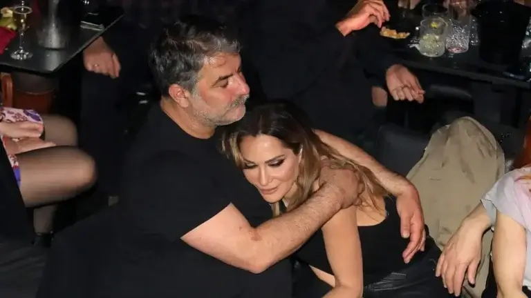 Δέσποινα Βανδή και Βασίλης Μπισμπίκης αγκαλιά στην παραλία