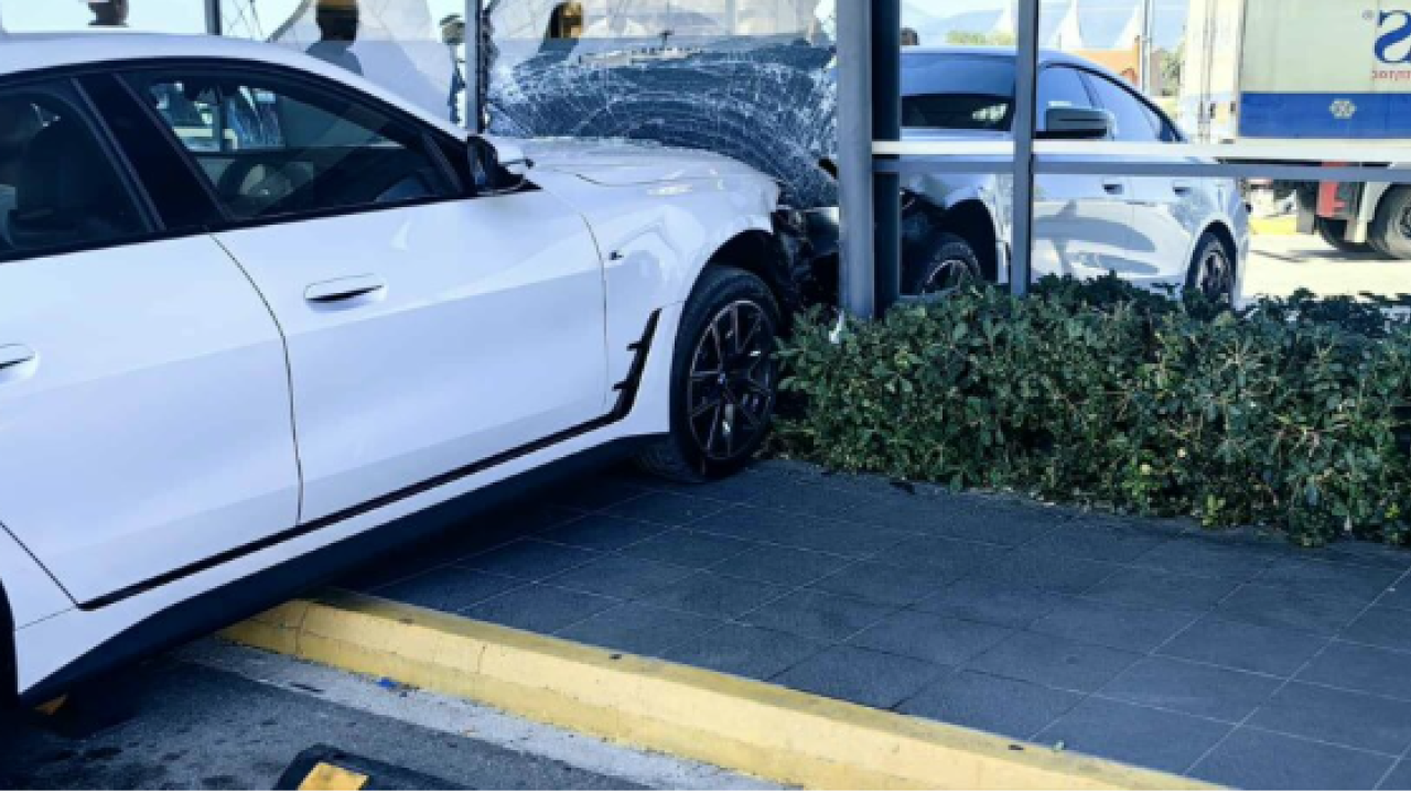 patra-aftokinito-epese-se-tzamaria-souper-market