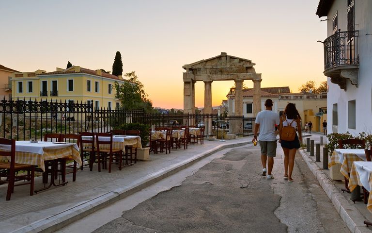 shutterstock_tourismos_estiasi-768x480