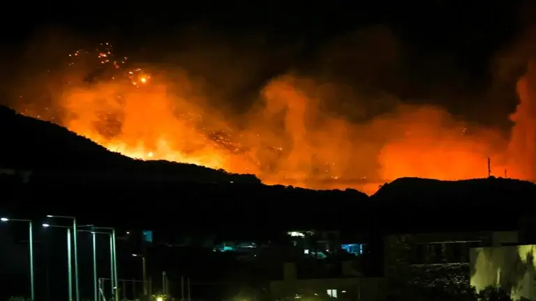 Ανεξέλεγκτη η φωτιά στην Ιεράπετρα: Εντολή για μαζική εκκένωση ξενοδοχείων, ενοικιαζόμενων δωματίων και κατοικιών στα Φέρμα - Κάηκαν σπίτια