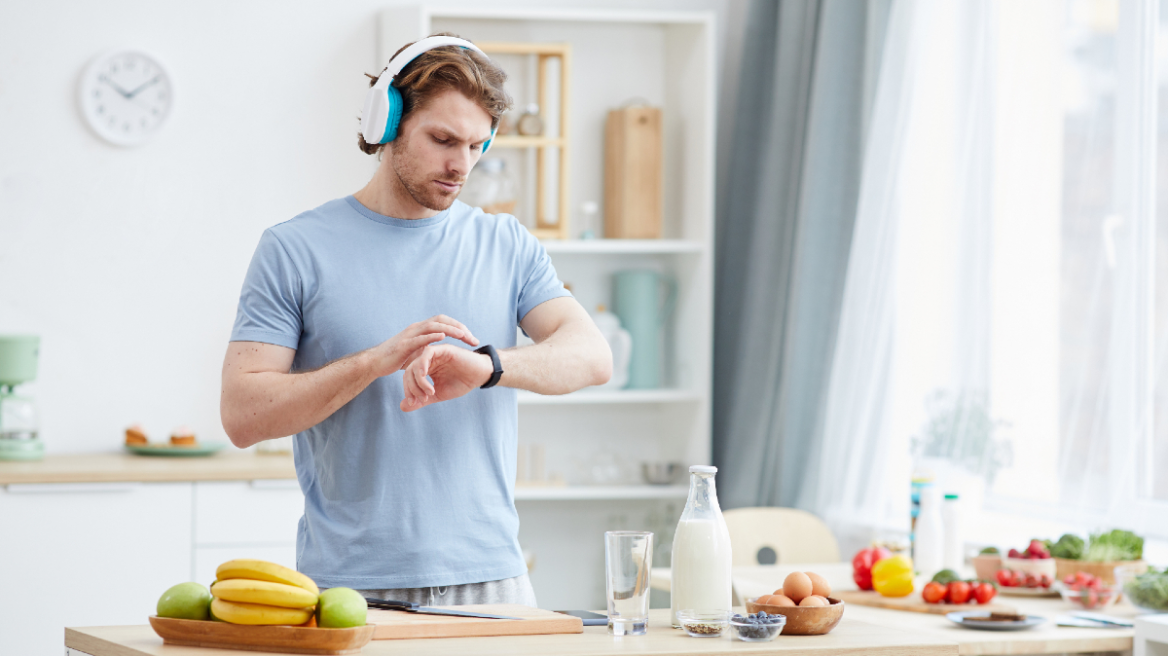 211019175102_man_kitchen_watch_earphones