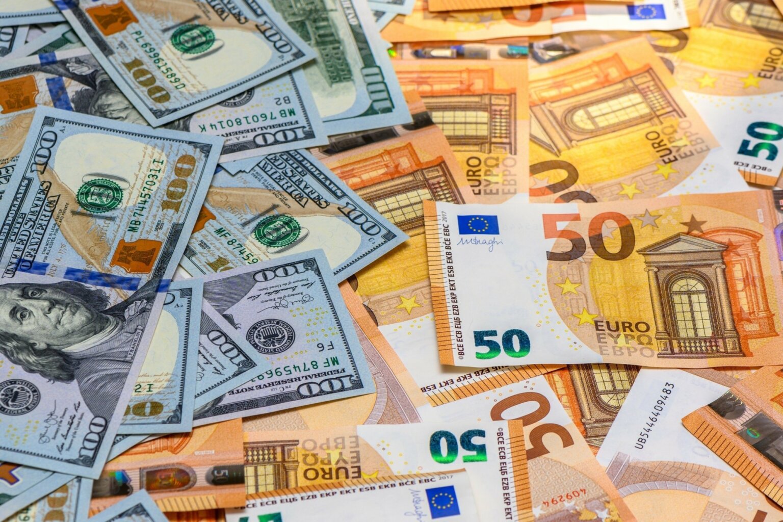Eurodollar-123rf-2048x1365