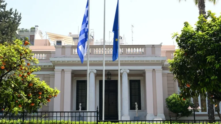 Μαξίμου κατά ΠΑΣΟΚ: «Προσπάθεια πολιτική εξαπάτησης» - Πέντε ερωτήματα για την οικονομία