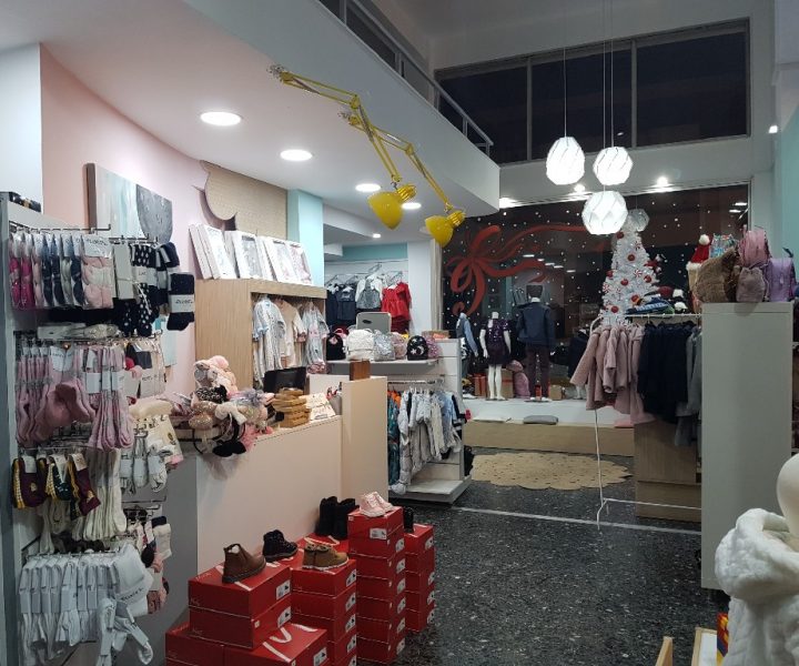Ακρίβεια: Γονείς σε απόγνωση – Ψάχνουν προσφορές σε ρούχα και παπούτσια