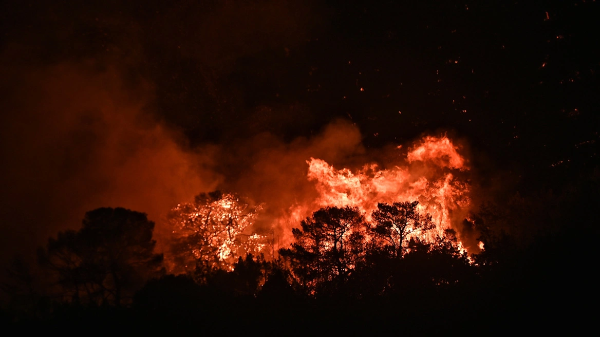 fire-keratea-night-xrwma