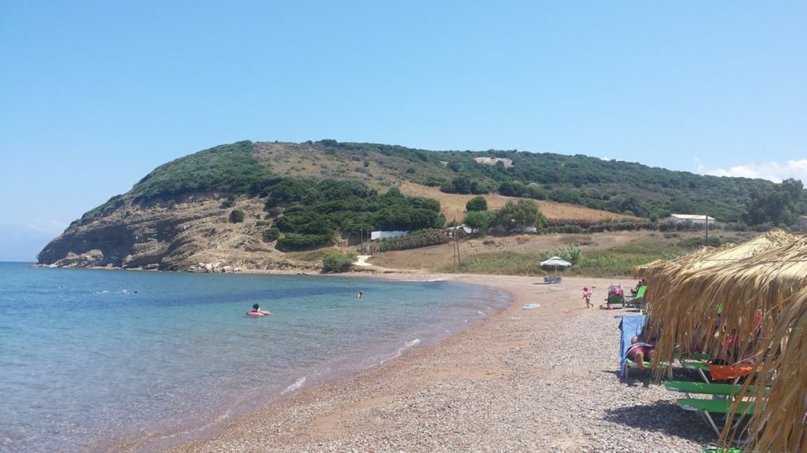 lakopetra-paralia-ependusi