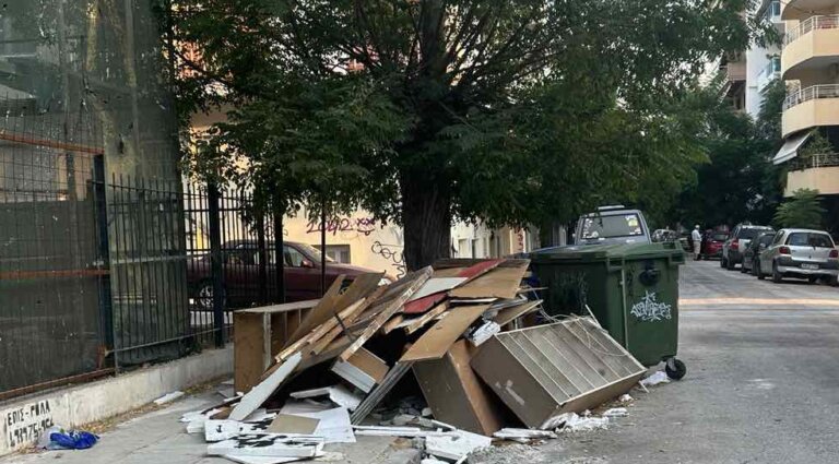 ΠΑΤΡΑ: Από καναπέδες μέχρι και ντουλάπες πετάμε στους κάδους! (ΦΩΤΟ)