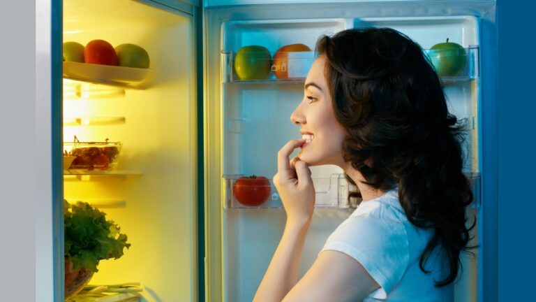 221005142342_eating_at_night-768x432