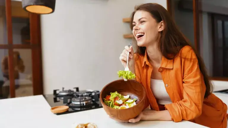 healthy_diet_woman_shutterstock_2563199915-768x432